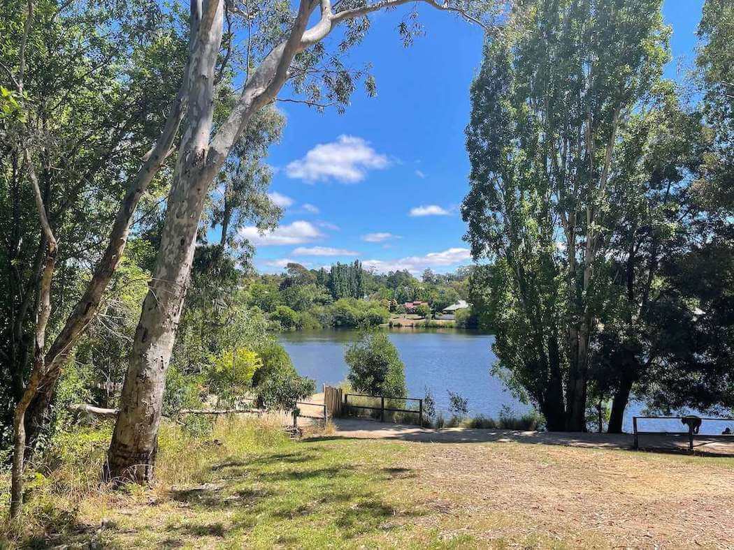 Walk down from the carpark and lookout to the lake to meet this view.