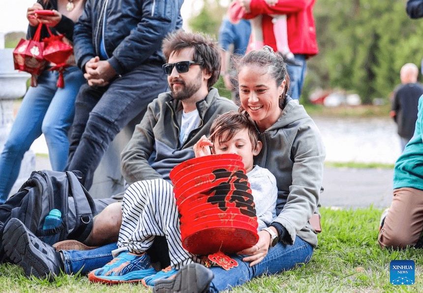 Families came and joined the fun to celebrate the Lantern Festival at the beautiful Beijing Garden by Lake in Canberra.