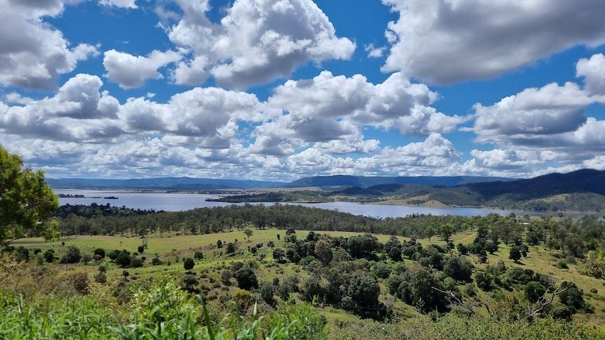 Gorgeous views of Lake Somerset & the mountains @ Shiels Lookout.